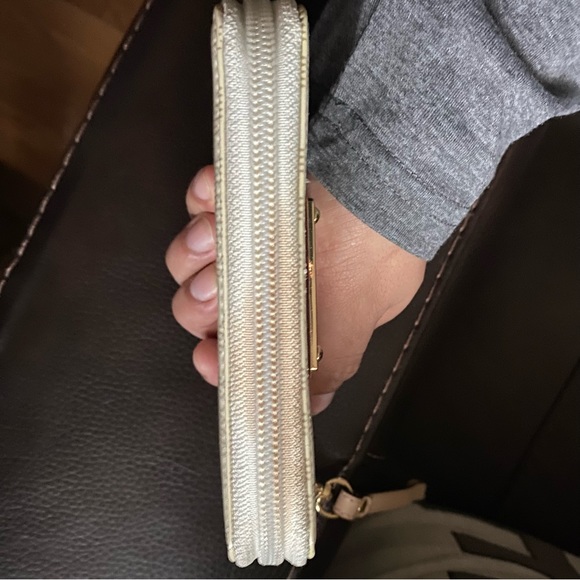 Michael kors zip wallet, wristlet. White shiney monogram leather gold hardware - Picture 5 of 10
